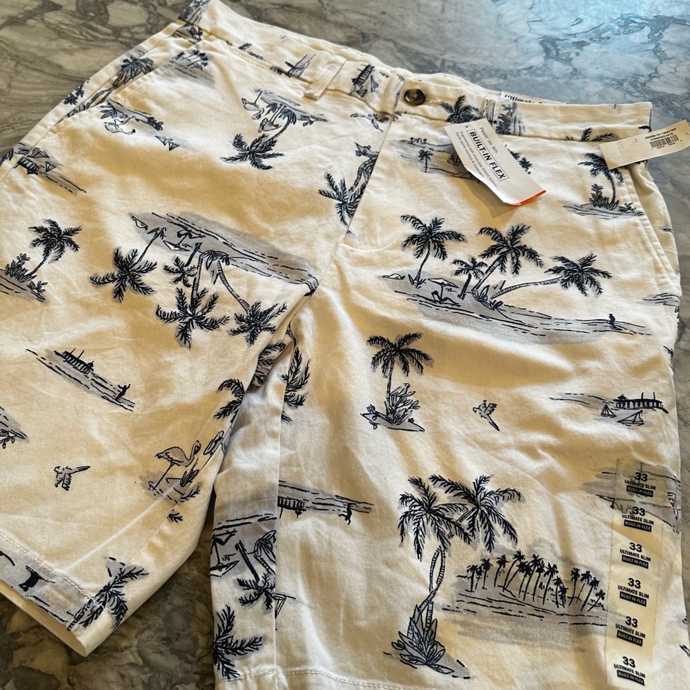 NWT Old Navy Men’s Shorts, Size 33, 10” inseam, built in flex